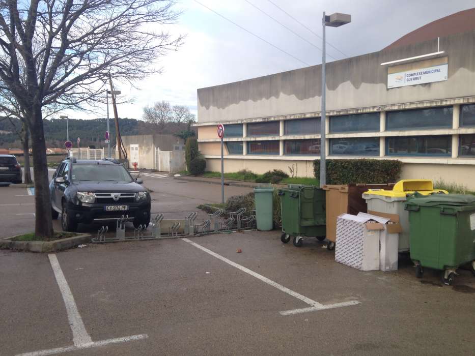 Parking vélo peu visible et pas respecté