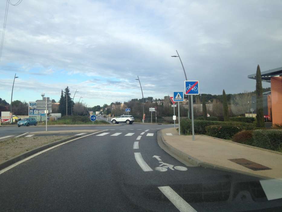Franchissement rond point dangeureux D8N Super U