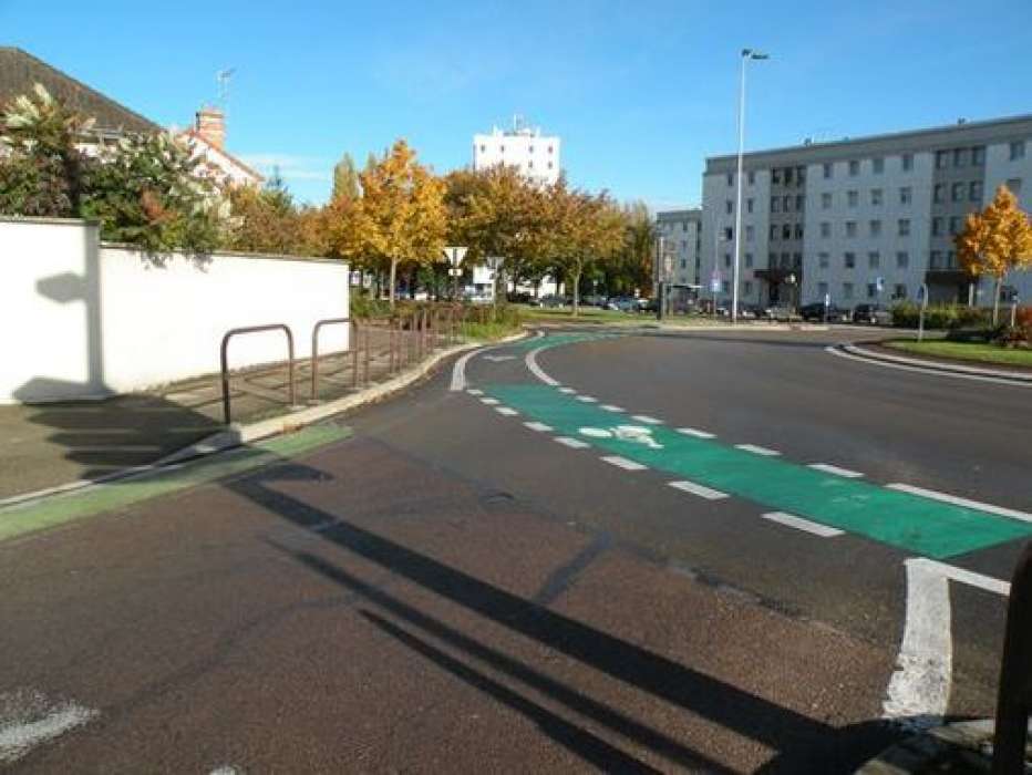 Exemple de bande cyclable dans rond point à Troyes