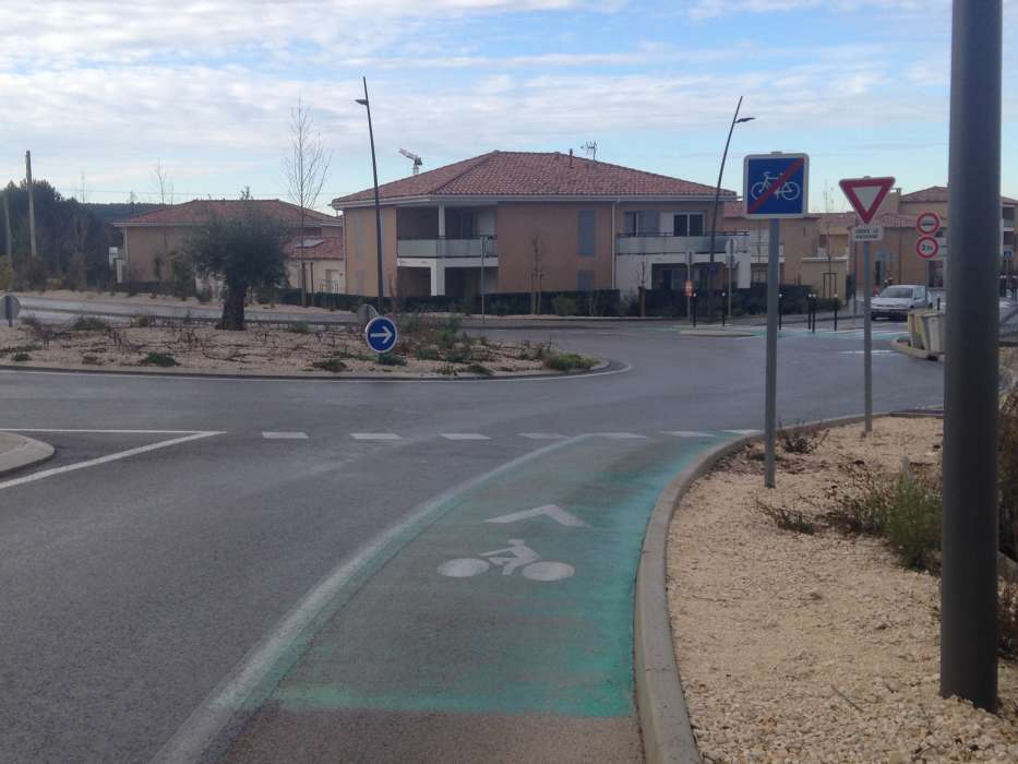 Fin de bande cyclable dangereuse sur Rond Point Avenue des Noyers / D8